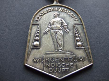 Bevrijdingstocht wijkopbouworgaan Indische Buurt standbeeld